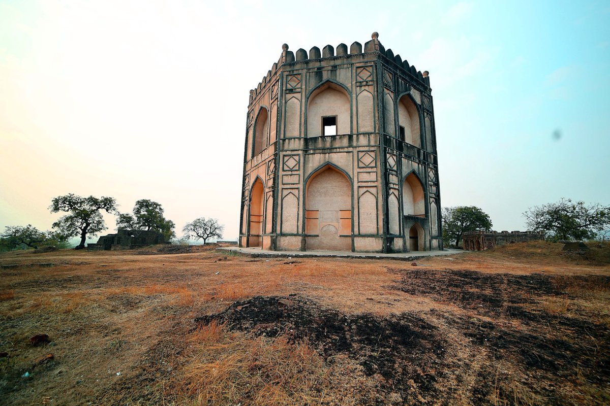 Chaukhandi of Hazrat Khalil Ullah is one of the prominent historical monuments in #Bidar...!

#Karnataka 

<a href="/KarnatakaWorld/">Karnataka Tourism</a>