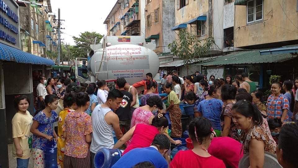 LeongWaiKitCNA's tweet photo. This photo, taken from social media user Phyuphyu Khine, shows people queuing up to collect water in #Yangon 

Because of power cuts in #Myanmar, residents’ water pumps no longer work so access to clean water is another concern https://t.co/LktacoTwKh