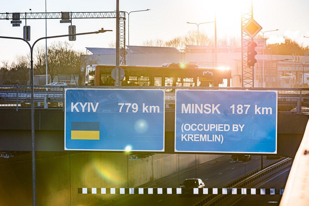 779 km to the free Kyiv. Minsk (temporarily) occupied by the Kremlin is 187 km away. A new road sign in Vilnius. Neighbors Belarusians, wake up please.