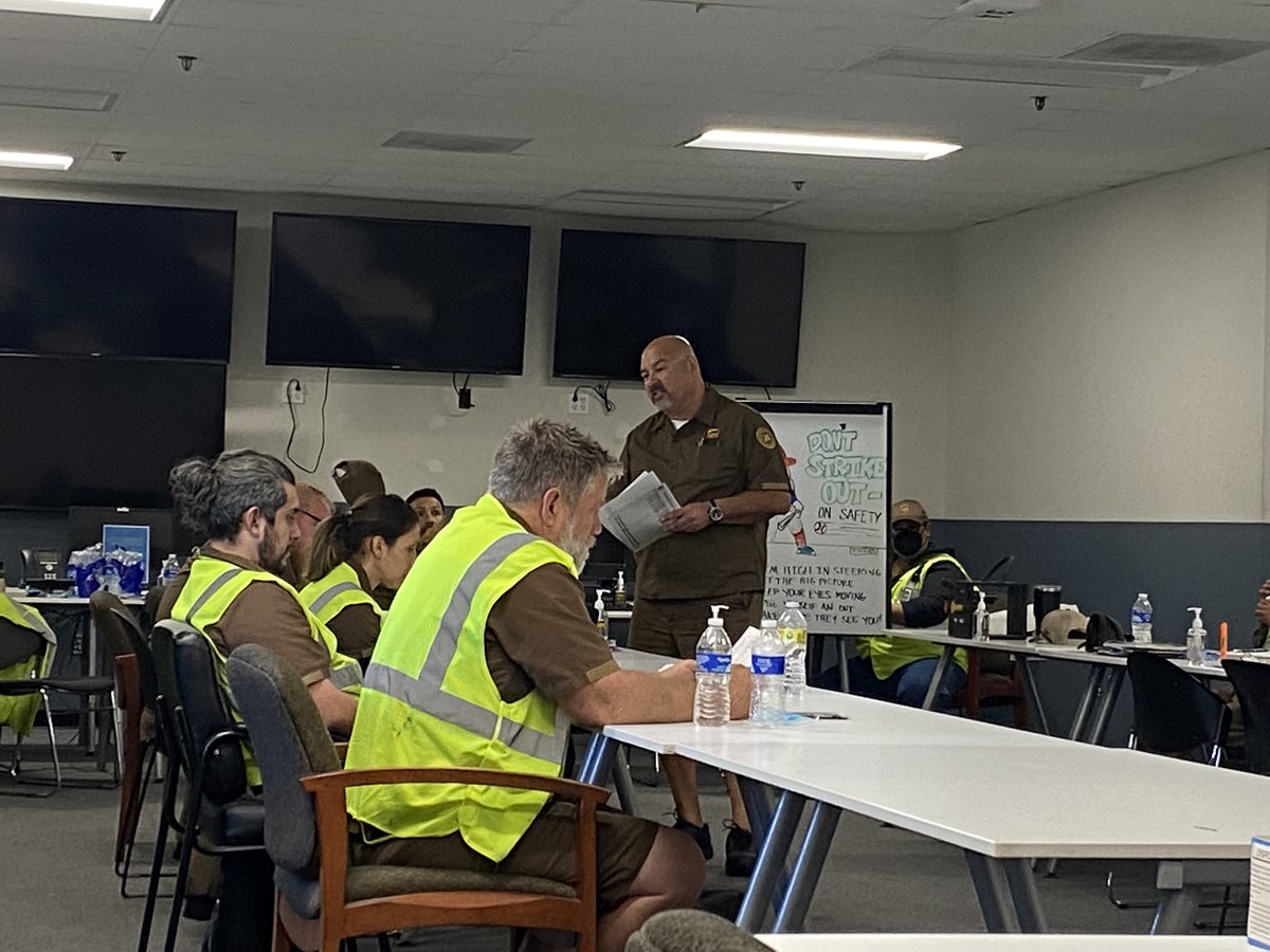 UPSCERCAsafety's tweet photo. Congratulations to the 5 new Members that joined our  Feeder Family :) It was a great Team effort to inform them on what is to come in their next Chapter at UPS @jcingenuik @ArturoM82410239 @UPSJPipkin @IsaacRamirezso1 #DDST https://t.co/klYovH8MSM
