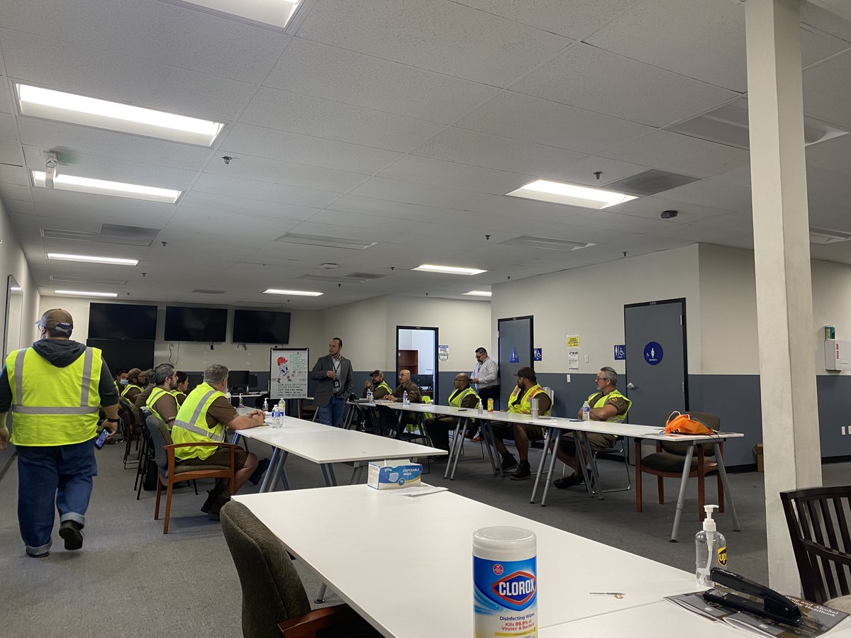 UPSCERCAsafety's tweet photo. Congratulations to the 5 new Members that joined our  Feeder Family :) It was a great Team effort to inform them on what is to come in their next Chapter at UPS @jcingenuik @ArturoM82410239 @UPSJPipkin @IsaacRamirezso1 #DDST https://t.co/klYovH8MSM