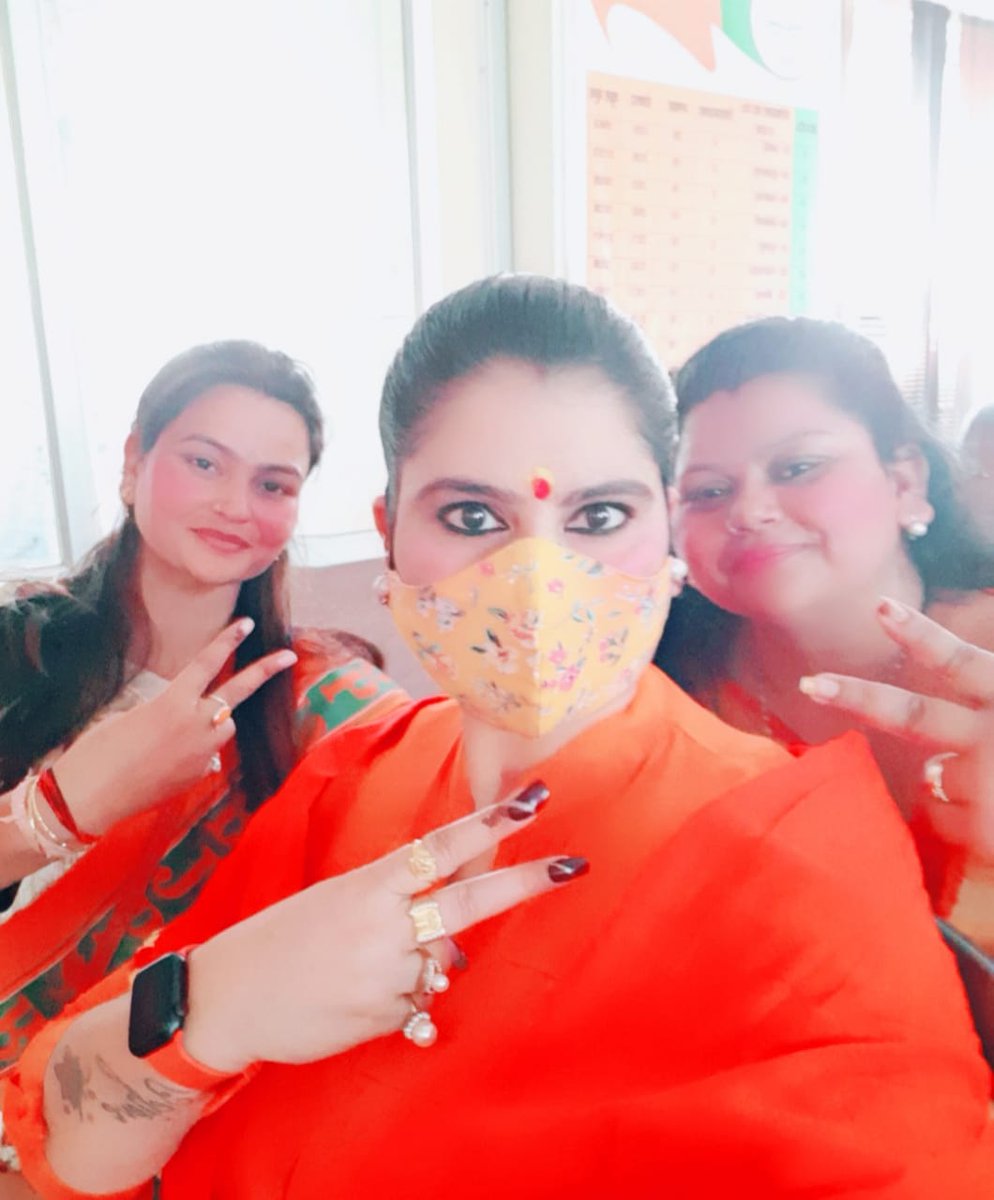 AdvPriyankaBJP's tweet photo. जिसका हमें था इंतजार ,
वो घड़ी आ गई ,आ गई..✌️😅
#जय_भाजपा_विजय_भाजपा
#बुलडोजर_सरकार_की_जय_हो
https://t.co/bdNjgEo7hq
@narendramodi ji
@myogiadityanath ji
@sunilbansalbjp ji
@sunilozabjp ji
@BJP4UP https://t.co/y2CrMcygze