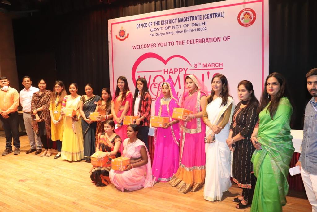 DMCentralDelhi's tweet photo. On the occasion of International Women's Day, DM Central also encouraged our first Transgender SHG, TB survivors' SHG &amp;Sex Workers' SHG, by felicitating them at Zakir Hussain College.

#InternationalWomensDay2022 
#womenempoweringwomen 
#womenempowerment 
#AzadiKaAmritMahotsav https://t.co/CCNdxz9Y72