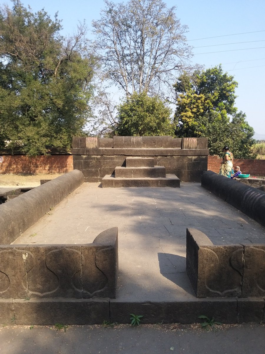 Pranil2999's tweet photo. सातारा मध्ये लिंब या गावामध्ये शाहू महाराजांनी गावातील लोकांसाठी ही बांधलेली तेरा मोटेची विहीर आहे. शाहू महाराजांच्या काळात येथील लोक या पाण्याचा वापर करत असे परंतु सध्या ती खूप दुरावस्थेत असल्यामुळे या पाण्याचा कोणताही वापर होत नाही.1/2 https://t.co/YmkvyimmXI