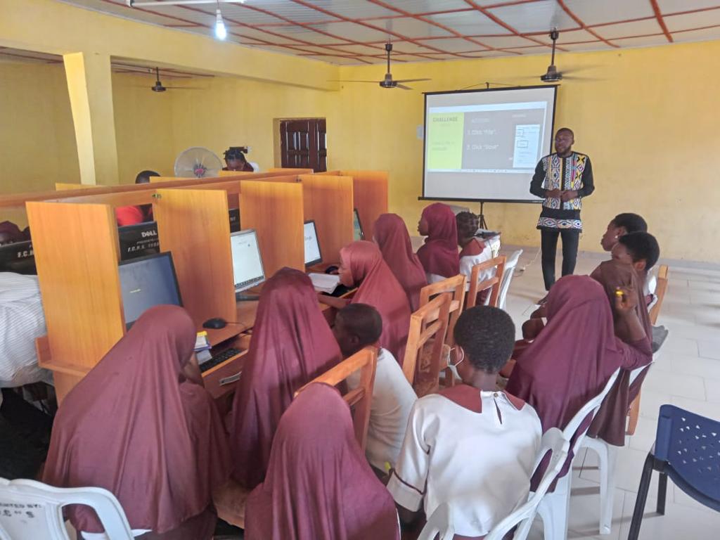 codejika's tweet image. The students from Fakunle High School are being introduced to coding using the CodeJIKA curriculum by the amazing trainers from  @matadorsnigeria We are excited to see African students being introduced to computer science. 
#codinginhighschools #computerscience #codinginnigeria