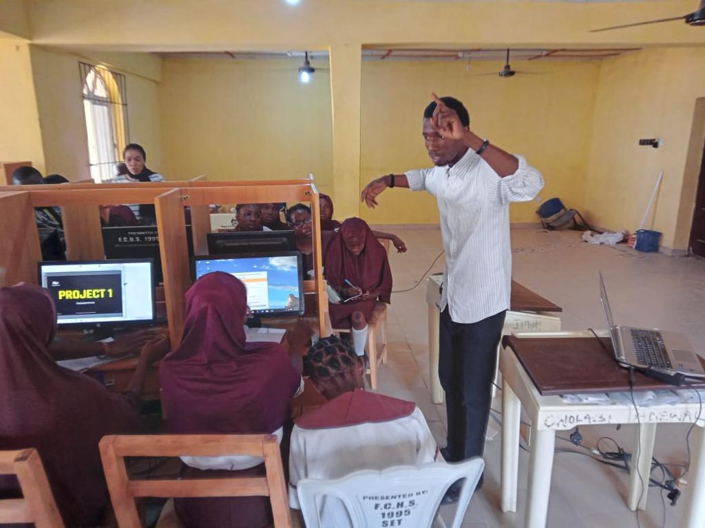 codejika's tweet image. The students from Fakunle High School are being introduced to coding using the CodeJIKA curriculum by the amazing trainers from  @matadorsnigeria We are excited to see African students being introduced to computer science. 
#codinginhighschools #computerscience #codinginnigeria