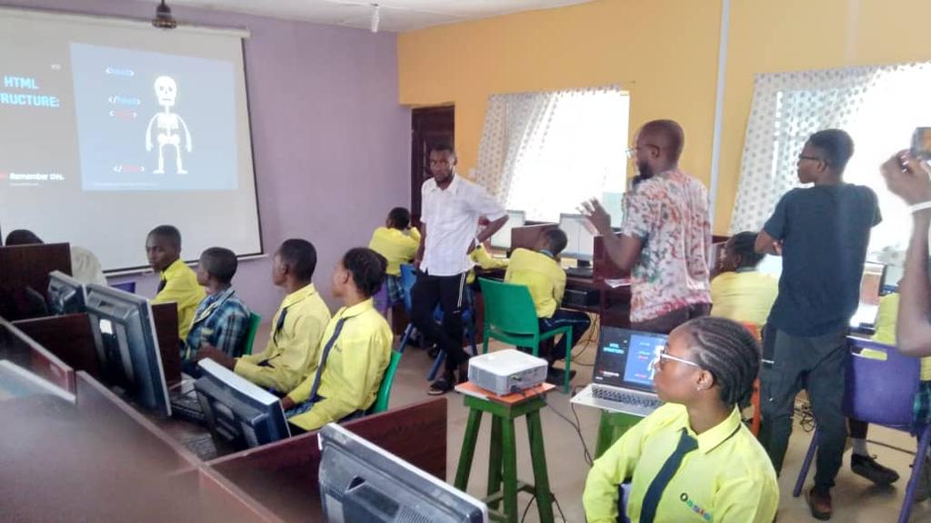 codejika's tweet image. The students from Fakunle High School are being introduced to coding using the CodeJIKA curriculum by the amazing trainers from  @matadorsnigeria We are excited to see African students being introduced to computer science. 
#codinginhighschools #computerscience #codinginnigeria