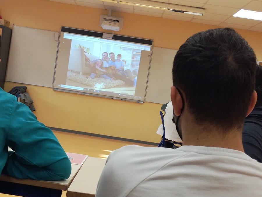 CollegelouiseM's tweet photo. Interventions de l'association Orn'en ciel auprès des élèves de 3è . La parole se libère pour mieux connaître les LGBTQIA+, déconstruire les #stéréotypes et prévenir les #LGBT phobies. #semaineegalite @CollegelouiseM #photolangage https://t.co/MPpzhsPrwO