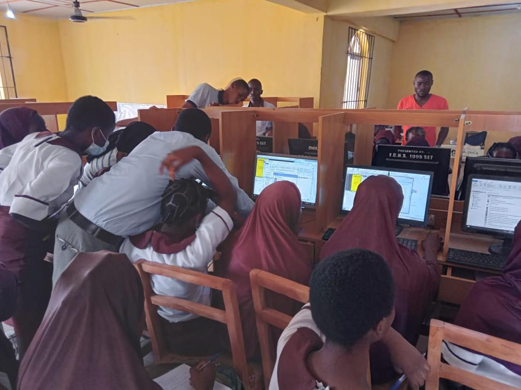 codejika's tweet image. The students from Fakunle High School are being introduced to coding using the CodeJIKA curriculum by the amazing trainers from  @matadorsnigeria We are excited to see African students being introduced to computer science. 
#codinginhighschools #computerscience #codinginnigeria