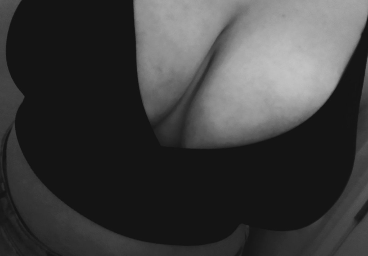 Sage_Rose_'s tweet photo. Can't believe I'm almost at 40k 🥹 To show my appreciation and to celebrate, I'll be posting my bare, wet 🍒😏 https://t.co/7LBovDdwdb