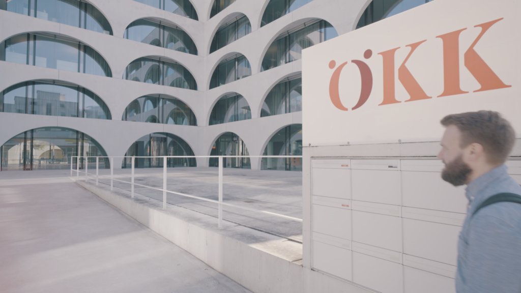 markenkernch's tweet photo. Du bewegst – das ist das Motto von ÖKK. Mit unseren produzierten Employer Branding Videos möchten wir möglichst viele Leute dazu bewegen, eine Stelle bei ÖKK anzutreten 🚶‍♂️💼
Mehr zum Projekt erfährst du unter: https://t.co/h7J8yL7tkX https://t.co/FuK4Di2v75