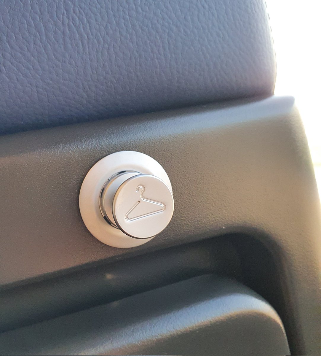PatriciaKusters's tweet photo. Het euforische moment dat je iets nieuws ontdekt in de trein #treinleven #NS #superhandig #gadget https://t.co/YMLe7fo9VX