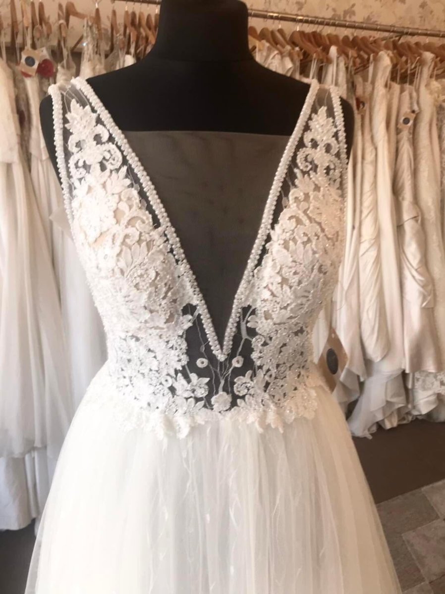 💞 𝐷𝑅𝐸𝑆𝑆 𝑂𝐹 𝑇𝐻𝐸 𝐷𝐴𝑌 💞

To book your private appointment with us to find your bridal style drop us a DM.
Or
Call 01482 236446
Email beverley@bridalreloved.co.uk

#weddingdress #bride #bridalrelovedbeverley #bridalreloved