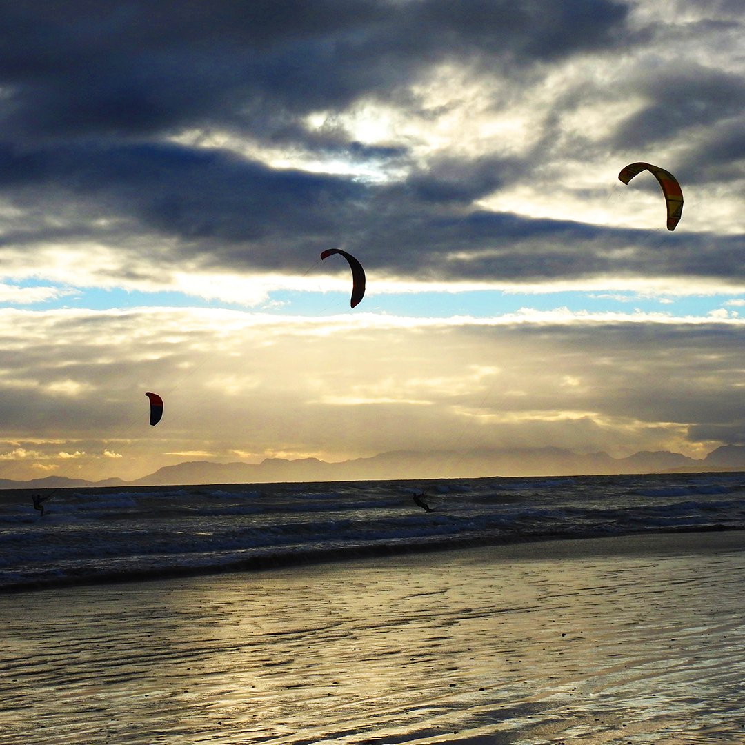 📸 Photo by Zhou Holtz
📌 Strand Beach - Wind Surfers
.
#localphotography #showmehelderberg #strand