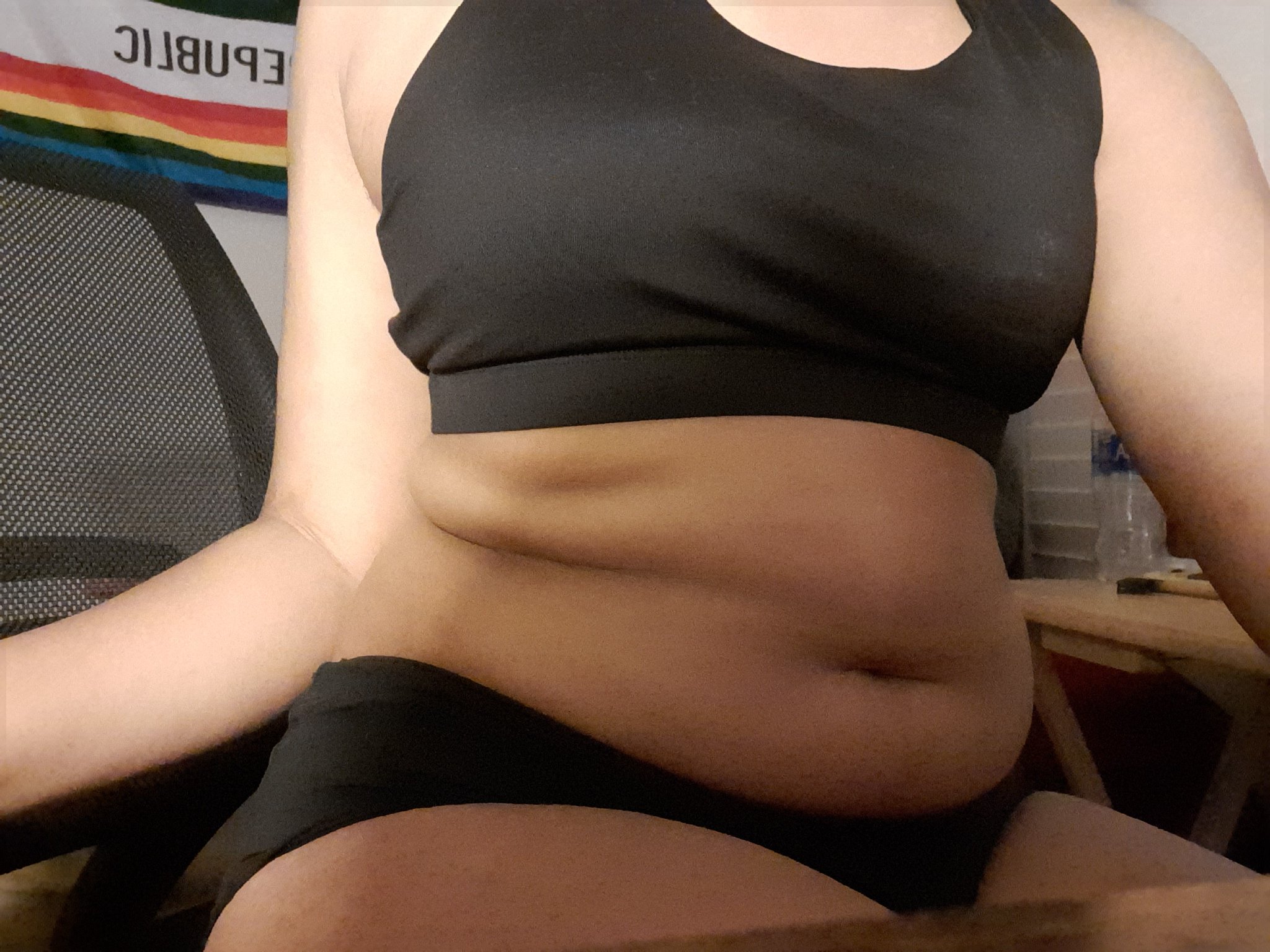 4 pic. i'm getting chubby but at least it hasn't change my shape much https://t.co/fzdYJ7gCdL