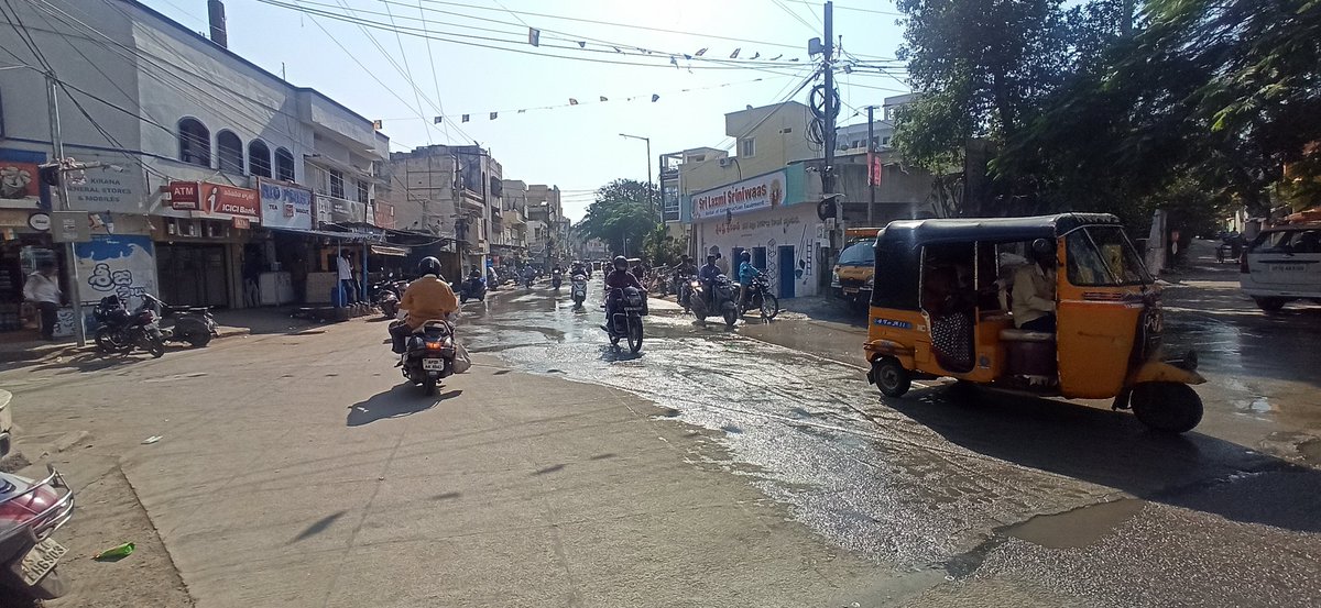 mdmujeebahmed's tweet photo. Continuous overflow of drainage water from Lalaguda railway gate to marredpally road, near addagutta. Difficulty in travelling &amp; severe health hazard for the surrounding areas @HMWSSBOnline @GHMCOnline @KTRTRS @GadwalvijayaTRS @TPadmaRao @CommissionrGHMC @ZC_Secunderabad https://t.co/jBwcQCRFY9