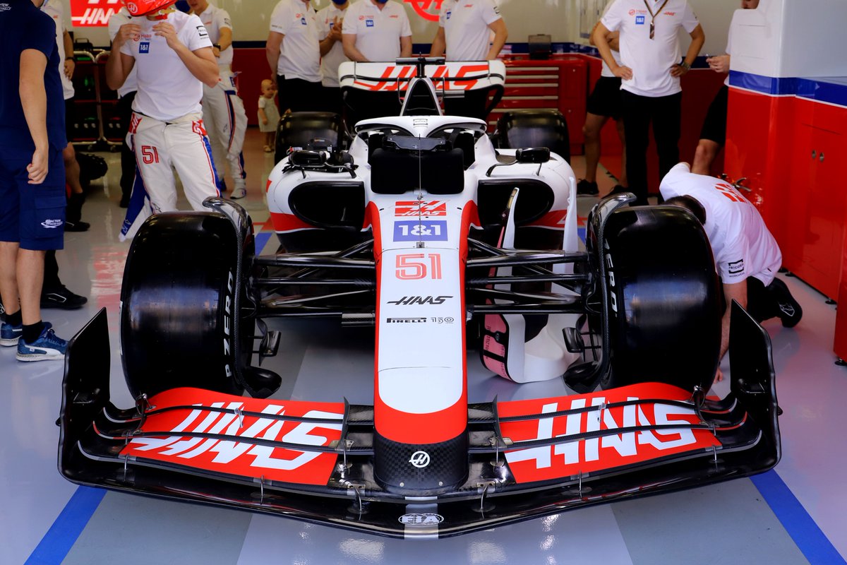 HaasF1Team's tweet photo. First look at our 𝘢𝘤𝘵𝘶𝘢𝘭 livery for 2022! ⚪️⚫️🔴

#HaasF1 https://t.co/y6m7iVKHW1
