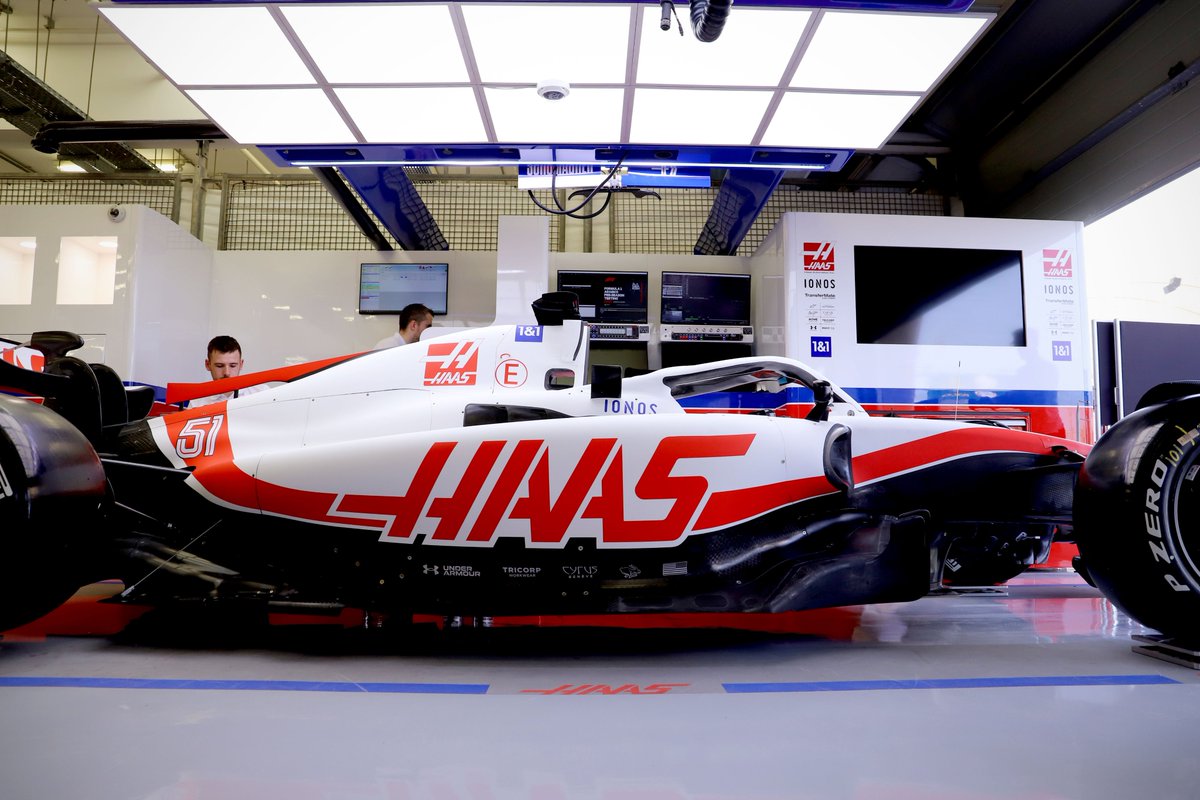 HaasF1Team's tweet photo. First look at our 𝘢𝘤𝘵𝘶𝘢𝘭 livery for 2022! ⚪️⚫️🔴

#HaasF1 https://t.co/y6m7iVKHW1