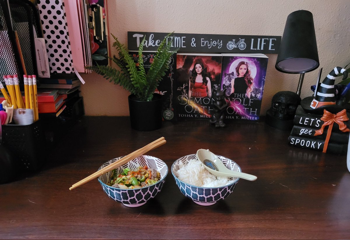 ToshaYMiller's tweet photo. My desk and my lunch.
#writerbreak #writerscommunity #Reading #readercommunity #Food https://t.co/f9IOOsa58L