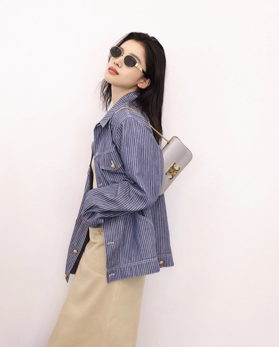 zzhangjoy_'s tweet photo. 220310
･ﾟ:⋆*･ﾟ:⠀ *⋆.*:･ﾟ .: ⋆*･ﾟ
zhang jingyi’s instagram update

「😎
#celine
#celinebyhedislimane 」

#张婧仪 #ZhangJingyi https://t.co/5Ud6kODrVn