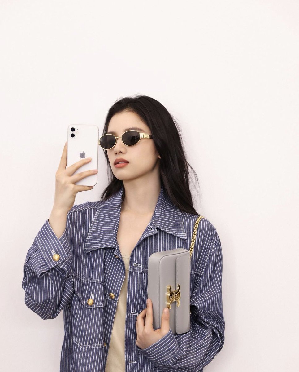 zzhangjoy_'s tweet photo. 220310
･ﾟ:⋆*･ﾟ:⠀ *⋆.*:･ﾟ .: ⋆*･ﾟ
zhang jingyi’s instagram update

「😎
#celine
#celinebyhedislimane 」

#张婧仪 #ZhangJingyi https://t.co/5Ud6kODrVn