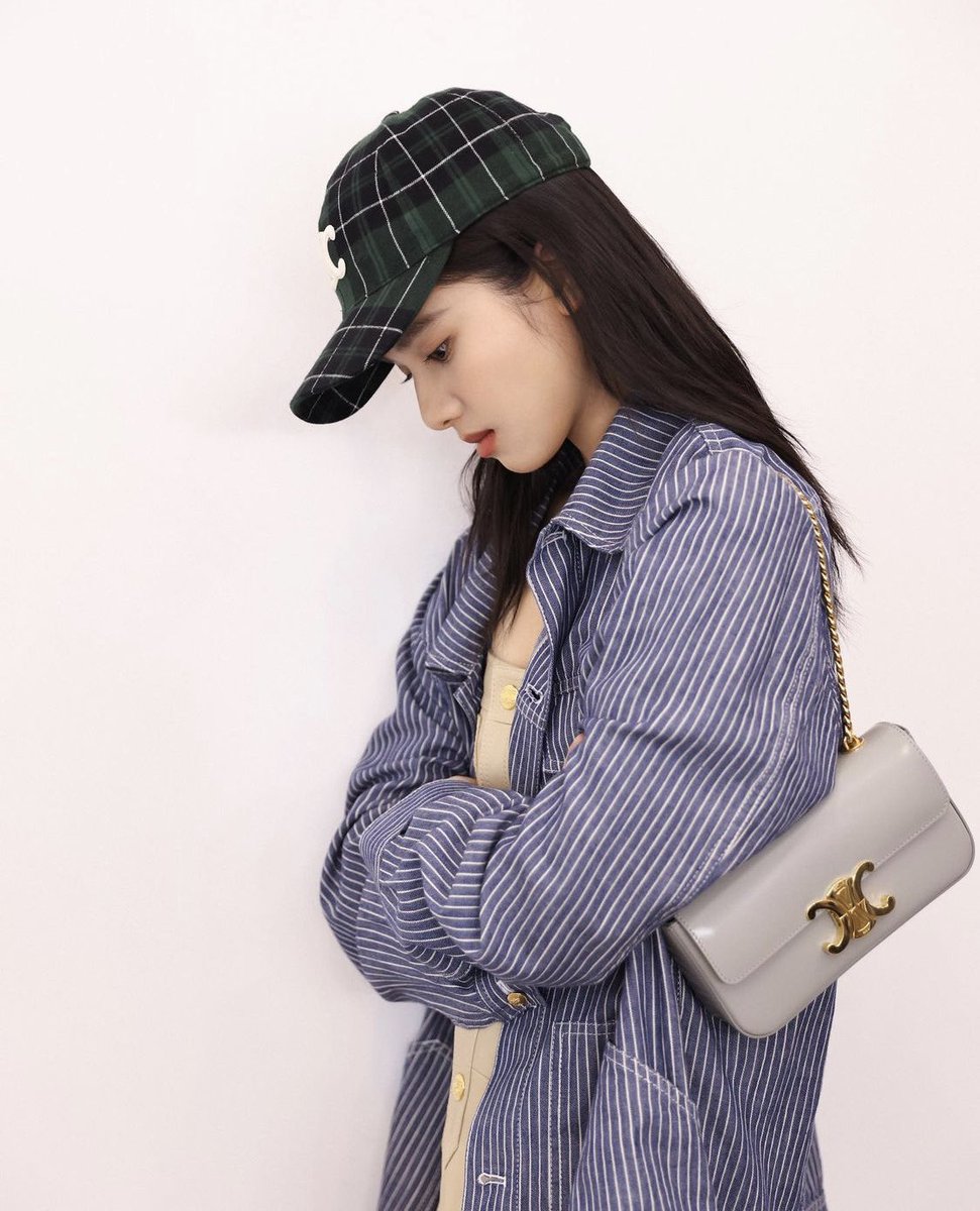 zzhangjoy_'s tweet photo. 220310
･ﾟ:⋆*･ﾟ:⠀ *⋆.*:･ﾟ .: ⋆*･ﾟ
zhang jingyi’s instagram update

「😎
#celine
#celinebyhedislimane 」

#张婧仪 #ZhangJingyi https://t.co/5Ud6kODrVn