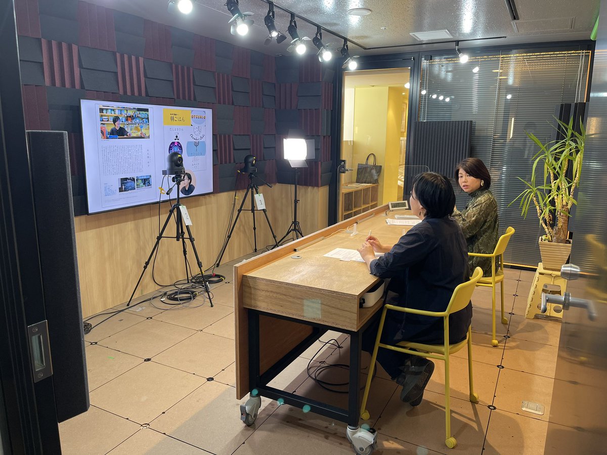 Fukui_no_Pin's tweet photo. 『Pin! TV』撮影中🎥

クマゴローカフェの牛久保さんにご出演いただきました✨

取材する側、される側どちらも経験した感想から、冊子に乗り切らなかったお話まで盛りだくさんになっています。

『Pin! TV』はYouTubeで公開予定！
お楽しみに！

＃福井のpin ＃福井市 ＃関係案内人
＃fukuicity https://t.co/BzWRqLB0Gv