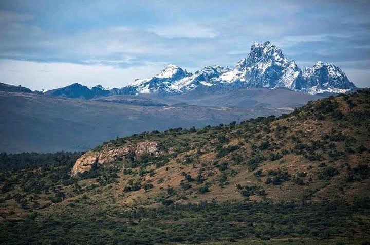 dkale321's tweet photo. More about the tree house. It's has the best Mt Kenya view especially in the morning hours. and various ranches around the camp. @EntalataCamp  #EntalataLaikipiaCamp https://t.co/5v9hZJXsrt