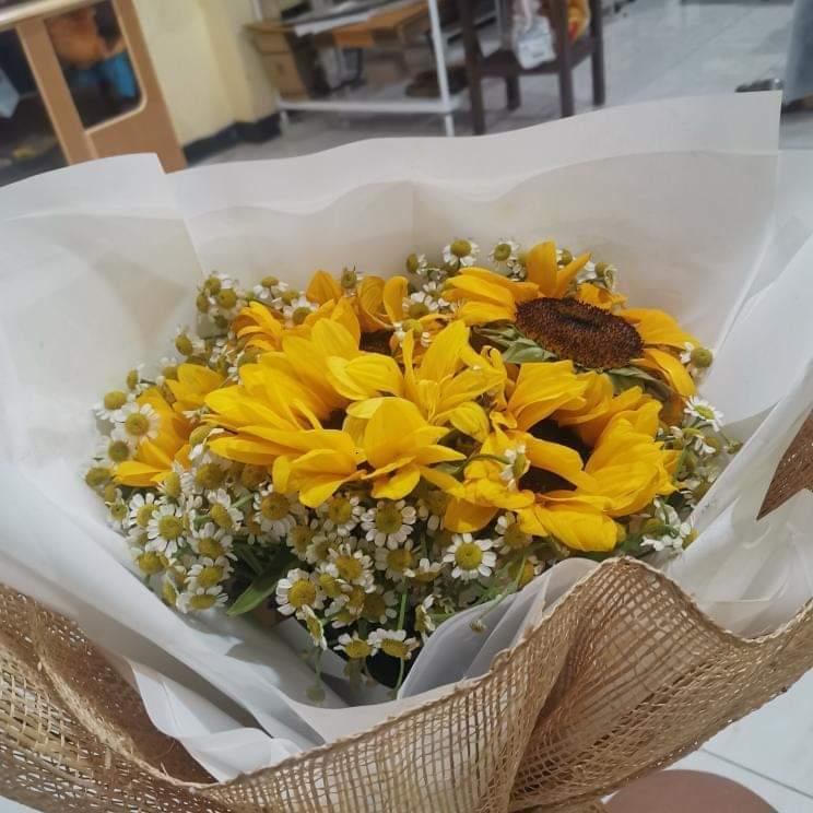 มีลูกค้าส่งช่อดอกไม้มาให้อบ  ดีใจที่ไม่ทำพลาดเพราะมีช่อเดียว😭😭😭😭