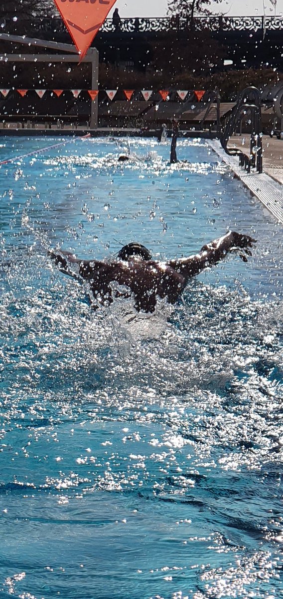 svalin2811's tweet photo. Nos étudiants et étudiantes du @SUAPS_UnivLyon2 en mouvement à la piscine du Rhône à proximité du campus BdR. @univ_lyon2 https://t.co/i1VBXfJRhX