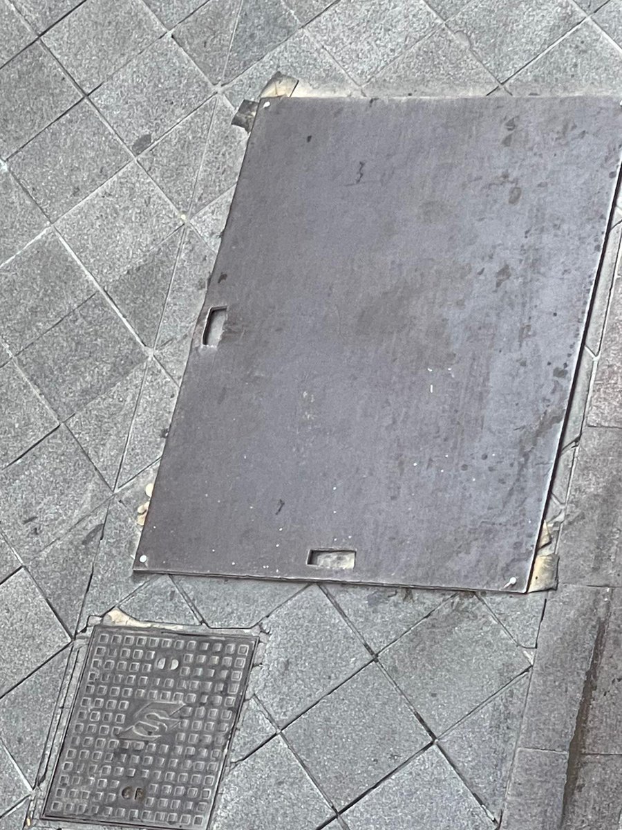 LaNocheenBlanc1's tweet photo. @AntonioFLupion buenos días ya se que no es de su competencia hace un mes denuncie un problema con un registro de suministros en Ganivet, Pusieron esa chapa que provoca un ruido ensordecedor, día y noche. El tema que esa chapuza es aún un peligro mayor ya que se mueve y retumba. https://t.co/o64MghTuKa