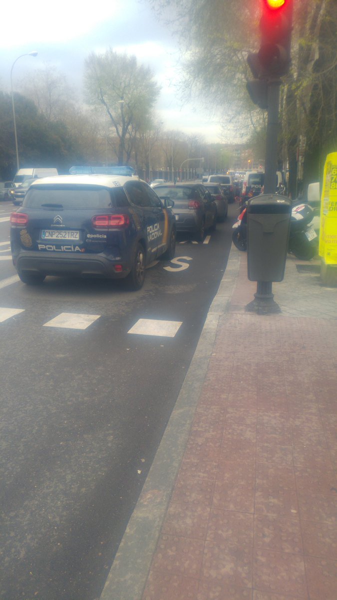 Bici_Solidaria's tweet photo. La @policia tiene por costumbre aparcar en doble fila en #RondaDeToledo poniendo en peligro a todos los usuarios de la calzada @fiscal_es @interiorgob @policiademadrid @Lineamadrid Se lo vamos a recordar todos los dias #19Feb22 @PedroCintas @FonsiLoaiza @laredjuridica @laSextaTV https://t.co/vHkXGDEJmI