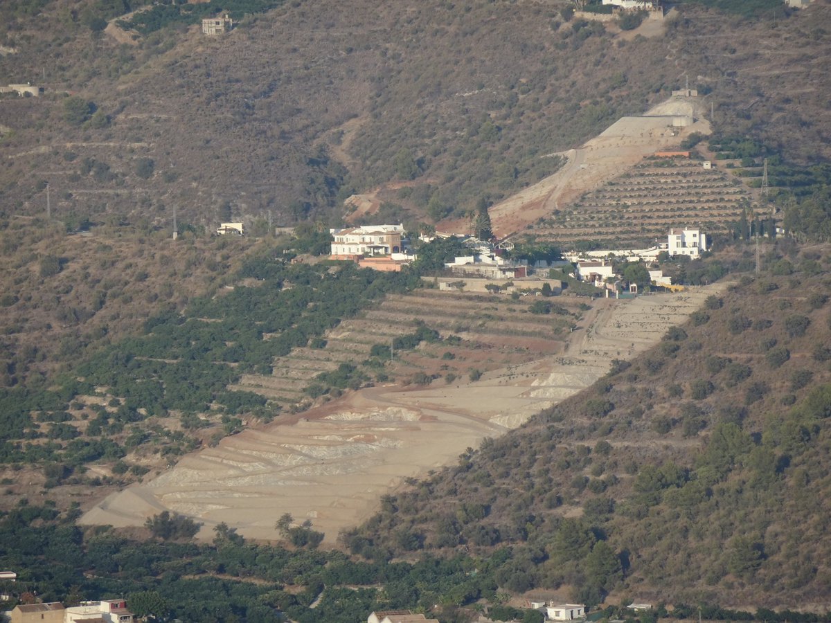 Santi_MBarajas's tweet photo. El destrozo que se está produciendo en las sierras costeras de Málaga y Granada por el cultivo de aguacate y mango es enorme. También están sobreexplotando los recursos hídricos superficiales y subterráneos. Y todo ello con el beneplácito de la Junta de Andalucía. Lamentable. https://t.co/aRdkxHAOEs