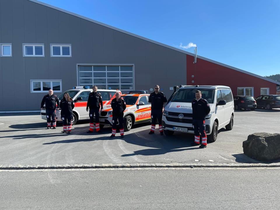 MalteserWue's tweet photo. Zwei Malteser aus @wuerzburg_de und #Abersfeld sind Teil des Erkundungsteams, das im Auftrag von @MalteserInt und @malteserDE im polnischen Grenzgebiet zur #Ukraine unterwegs ist. Ziel: Erkenntnisse für den humanitären Einsatz der Malteser vor Ort erkunden. #Proudtohelp https://t.co/izbNzQuRch