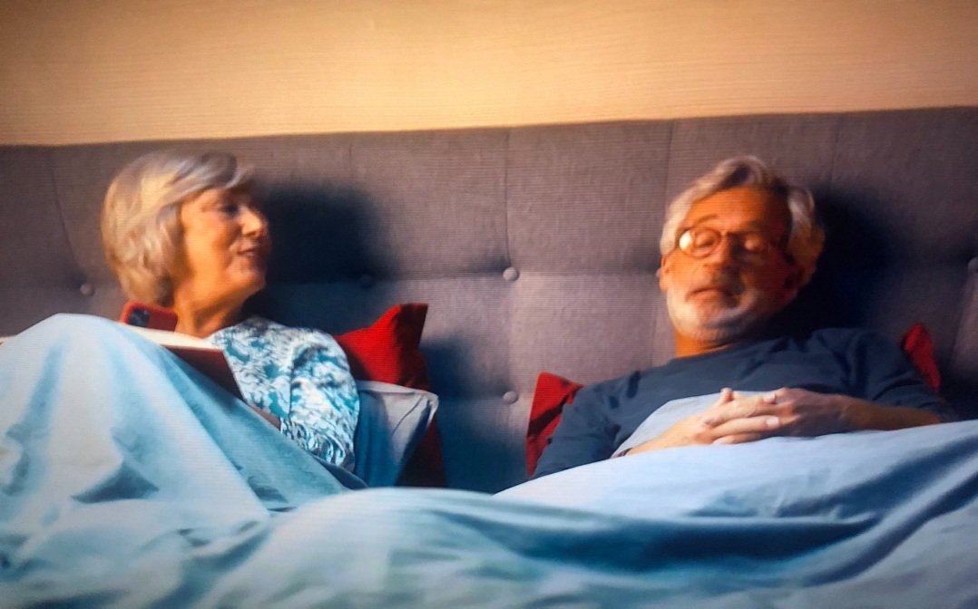 Erikdh10's tweet photo. We wisten al dat de #verisure man zijn huis goed heeft beveiligd, maar dat hij wel vergeet om het alarm aan te doen. Tevens dat hij wat moeilijk ter been is en daarom een #otolift heeft laten plaatsen. Blijkt hij ook in 2e hands fietsen te doen😃. Wel E-bikes natuurlijk 🙃. https://t.co/iz9VyTYneZ