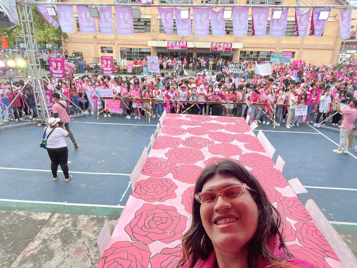 MontesaJanseen's tweet photo. Im so proud with my team, with the artists, organizers, volunteers and all. VP Leni recognized our stage! Love it!! #RomblonForLeni #RomblonIsPink 🎀✨ https://t.co/mQCZA3ADqZ