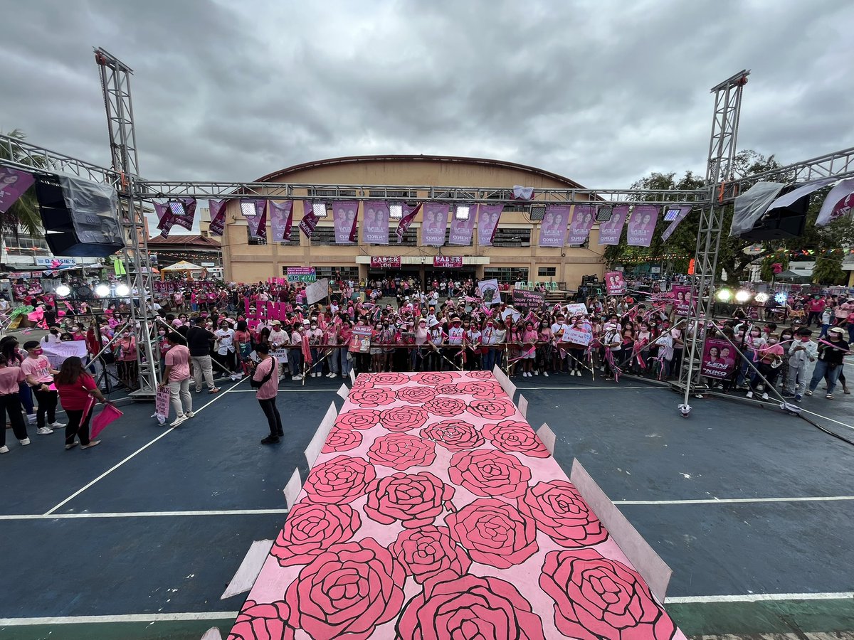 MontesaJanseen's tweet photo. Im so proud with my team, with the artists, organizers, volunteers and all. VP Leni recognized our stage! Love it!! #RomblonForLeni #RomblonIsPink 🎀✨ https://t.co/mQCZA3ADqZ