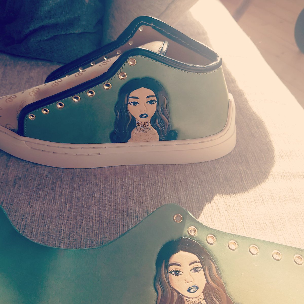 1cryptosneakers's tweet photo. @ArtvisionNFT Sewing some #phygical @1cryptosneakers 😎🤩 https://t.co/FOz9ozeZxX
