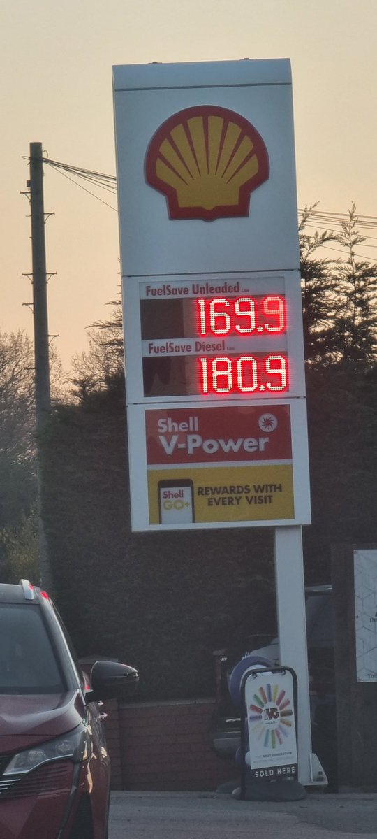 dcbostonscouts's tweet photo. @Shell Amazed how shell is easily 10p more than the other garages https://t.co/GEyP5TXr6x
