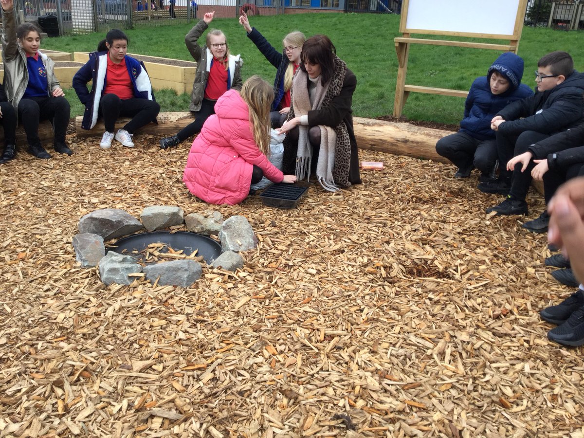 HTPSMiss_Martin's tweet photo. We loved sowing our first seeds yesterday in the #edibleplayground. Thank you @GrowCardiff for helping us get ready. We can’t wait to try an edible flower 🌸🌻 https://t.co/UeAoHkhsqS