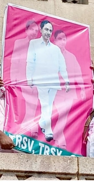 JeevanOU's tweet photo. చెత్త కుప్పలో కేసీఆర్ బొమ్మ ..??

     నిన్న ఆర్ట్స్ కాలేజ్ ప్రాంగణంలో పాలాభిషేకం తో కళకళలాడిన కెసిఆర్ బొమ్మ  ఈరోజు ఆర్ట్స్ కాలేజ్ చెత్త కుప్పలో విలవిల్లాడుతున్న కెసిఆర్ బొమ్మ.. 🤦‍♂️🤦‍♂️🤦‍♂️ @TelanganaCMO
@DrTamilisaiGuv
 తెలంగాణ నిరుద్యోగులకు రాష్ట్ర ముఖ్యమంత్రి మాటలపై ఉన్న నమ్మకం..😂 https://t.co/aXv1OLuNli