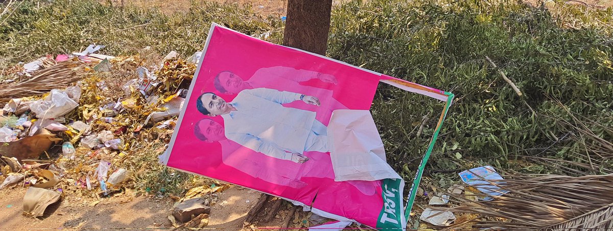 JeevanOU's tweet photo. చెత్త కుప్పలో కేసీఆర్ బొమ్మ ..??

     నిన్న ఆర్ట్స్ కాలేజ్ ప్రాంగణంలో పాలాభిషేకం తో కళకళలాడిన కెసిఆర్ బొమ్మ  ఈరోజు ఆర్ట్స్ కాలేజ్ చెత్త కుప్పలో విలవిల్లాడుతున్న కెసిఆర్ బొమ్మ.. 🤦‍♂️🤦‍♂️🤦‍♂️ @TelanganaCMO
@DrTamilisaiGuv
 తెలంగాణ నిరుద్యోగులకు రాష్ట్ర ముఖ్యమంత్రి మాటలపై ఉన్న నమ్మకం..😂 https://t.co/aXv1OLuNli
