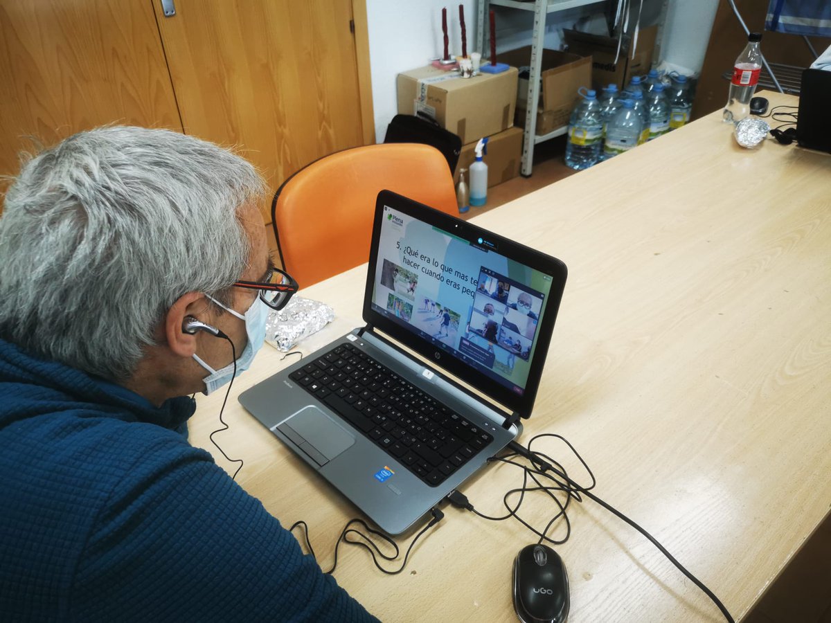 ApanasToledo's tweet photo. Desde la semana pasada, un grupo de personas de APANAS está participando en #Intercapacidades para aprender junto a otras personas mayores sin discapacidadsobre el uso de Internet, los móviles y programas informáticos. Cuentan con el apoyo de nuestro voluntario Juan. @plenaCLM https://t.co/aUKERZ2g6h