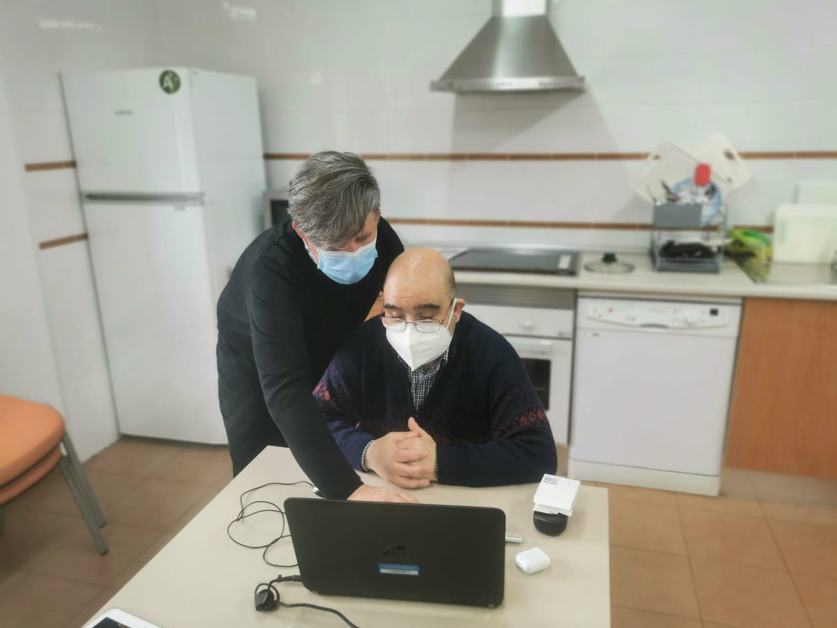 ApanasToledo's tweet photo. Desde la semana pasada, un grupo de personas de APANAS está participando en #Intercapacidades para aprender junto a otras personas mayores sin discapacidadsobre el uso de Internet, los móviles y programas informáticos. Cuentan con el apoyo de nuestro voluntario Juan. @plenaCLM https://t.co/aUKERZ2g6h