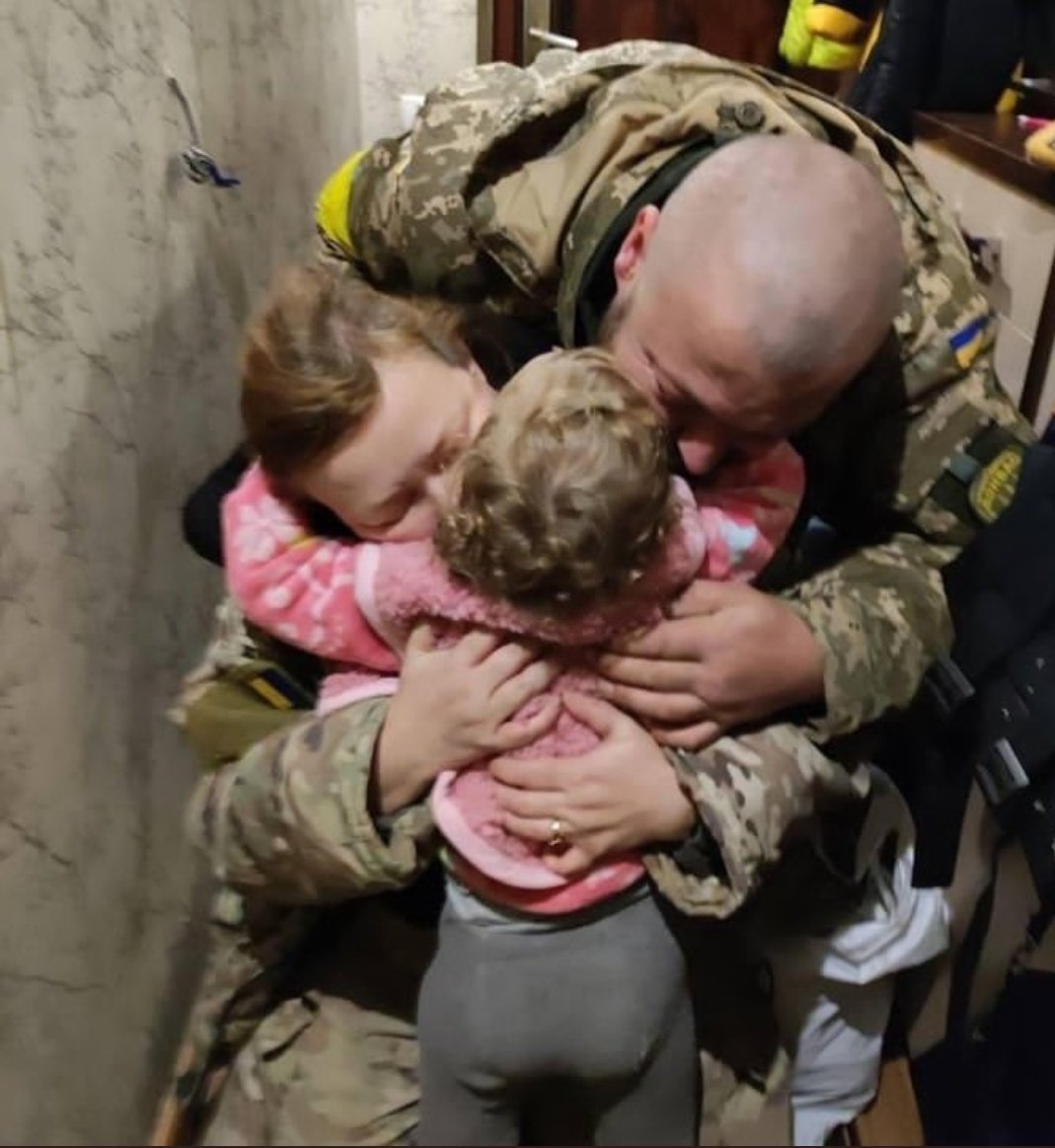Ankita20200's tweet photo. #emotional 😢😢
A mother and father saying goodbye to their child before leaving to defend #Ukraine 
#UkraineWar #Ukrainian #ukrainneedhelp https://t.co/woboGfUZP3