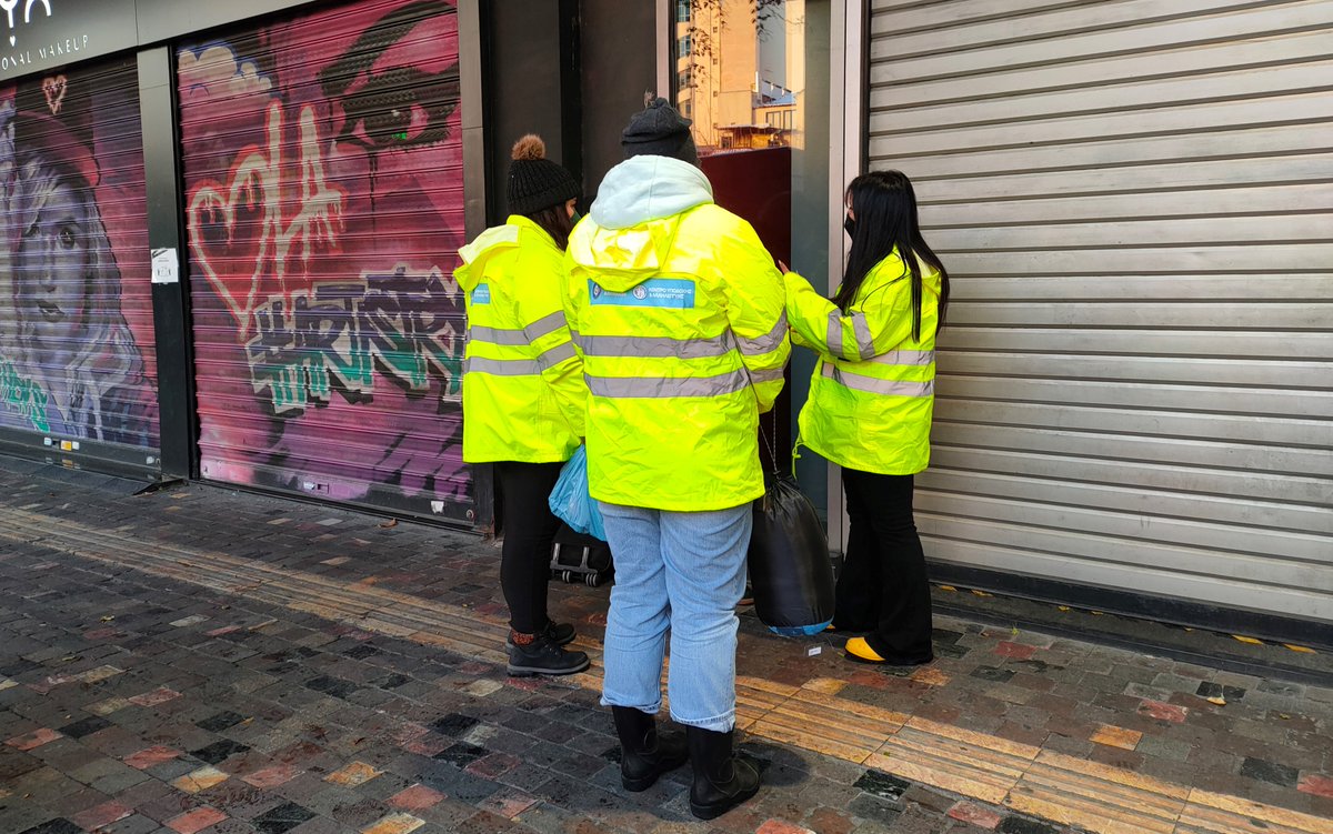 Aνοιχτές είναι δύο θερμαινόμενες αίθουσες για την προστασία των αστέγων από τo κρύο - Υπνωτήριο Πολυδύναμου Κέντρου Αστέγων (Αχαρνών 3) - Πολιτιστικό Κέντρο Γκράβας, (Ταϋγέτου 60 - 2102011151). Αναφορές στο τηλεφωνικό κέντρο του Κ.Υ.Α.Δ.Α. (210-5246515)