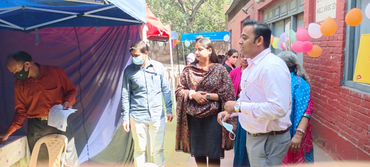 DMCentralDelhi's tweet photo. जिला प्रशासन मध्य ने अंतरराष्ट्रीय महिला दिवस के अवसर पर जीबी रोड स्थित एंग्लो अरेबि�� स्कूल में महिला यौन कर्मियों के लिए डॉक्यूमेंटेशन कैंप का आयोजन किया जहाँ आधार, राशन, पैन कार्ड, बैंक खाता आदि  बनाए गए व पहले से बने दस्तावेजों में त्रुटियों को ठीक किया गया।

#WomensDay 
#akam https://t.co/nWw6GHd19b
