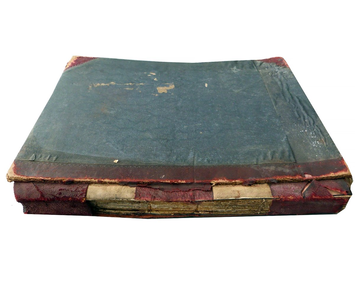 TheLdnArchives's tweet photo. Knowing your grain direction is very important for #bookbinding. 

Here, an example of a book affected by moisture. Due to improper grain direction in the boards, they've pulled up at the head and tail, creating a concave shape, which puts strain on the spine. 

#LMAConservation https://t.co/6Hy574P2w2