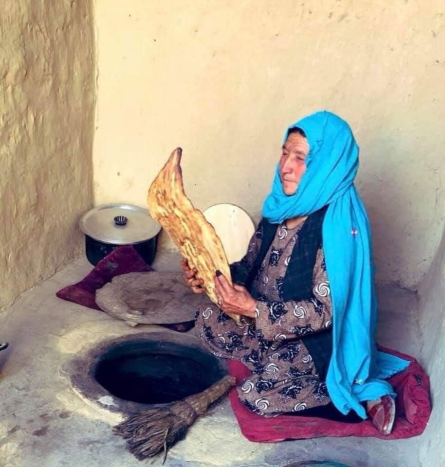 AfLatestNews's tweet photo. نان پنجه‌کش وطنی دست پخت مادر ❤❤❤ https://t.co/qkvsXUwSaS