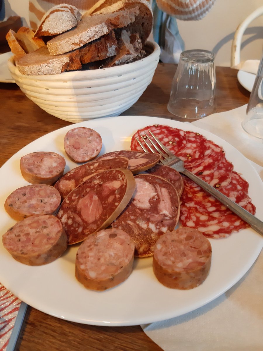 JessKaoth's tweet photo. @fdsc460 interesting food: blood sausage. It contains pork blood, pork meat, minced onion, and other spices.  (The middle one) When you bite it, it has a strong taste of cooked blood, ham, and the outstanding onion taste. https://t.co/TjPL9dj0aT